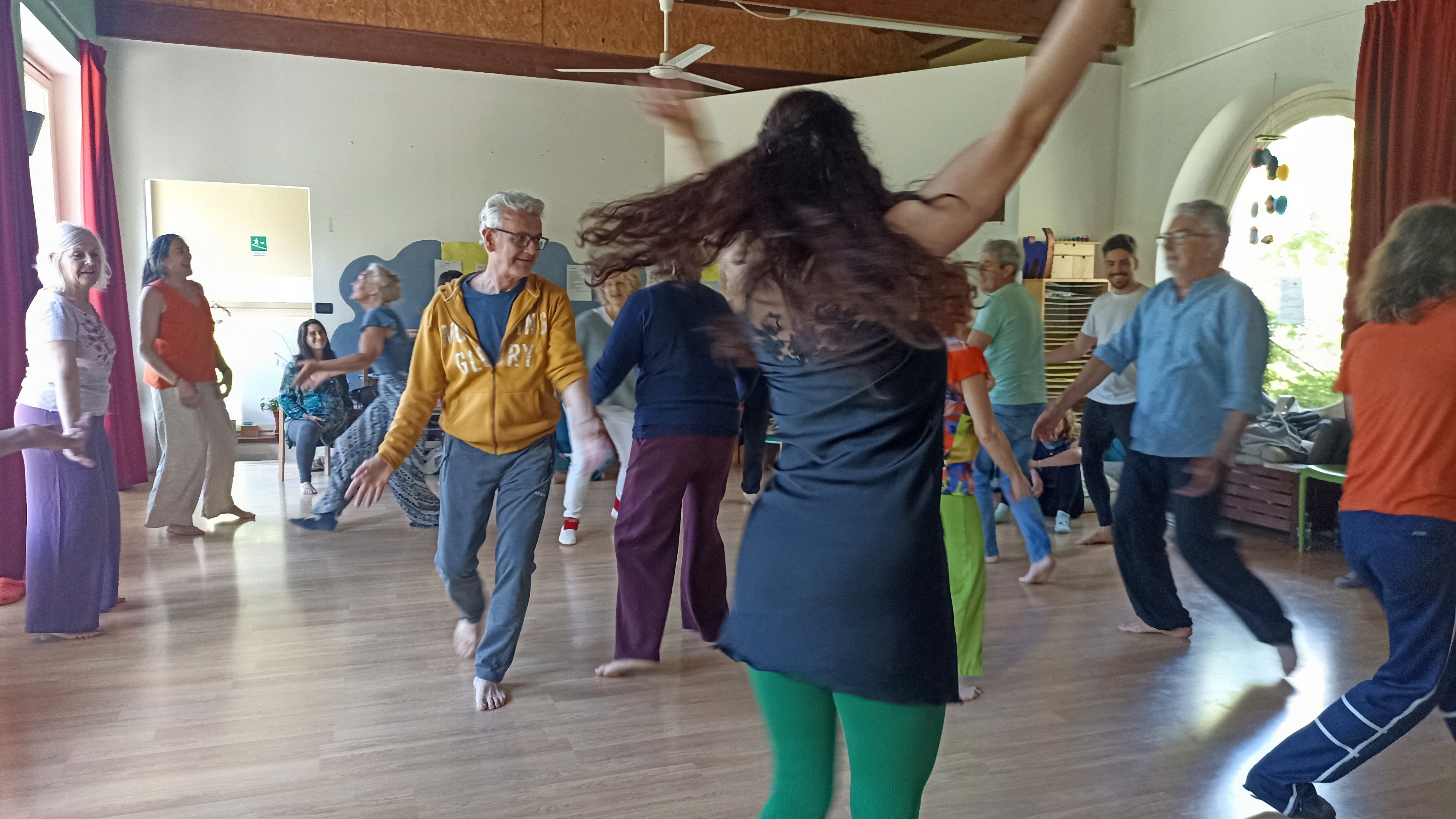 Persone che danzano e celebrano la vita